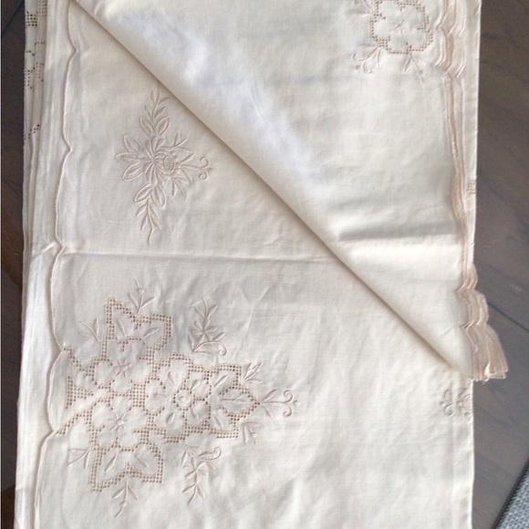 Vintage Italian Tablecloth Embroidered with 12 napkins.Never used. - Picture 1 of 4